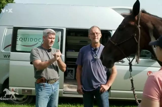 Equidoctor Fahrzeug hinter Stute Tammy, die eigentlich in die Klinik gefahren werden müsste. Bild aus die Pferdeprofis, Tammy (Staffel 10, Folge 2)